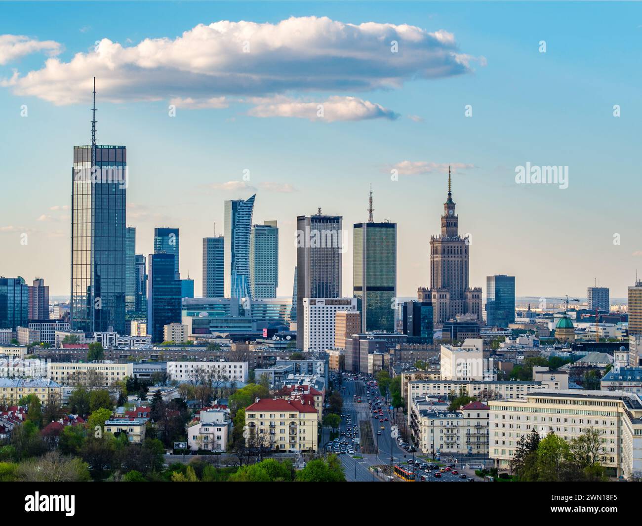 Stadtzentrum Warschaus, PKiN und Wolkenkratzer unter blauem bewölktem Himmel Stockfoto