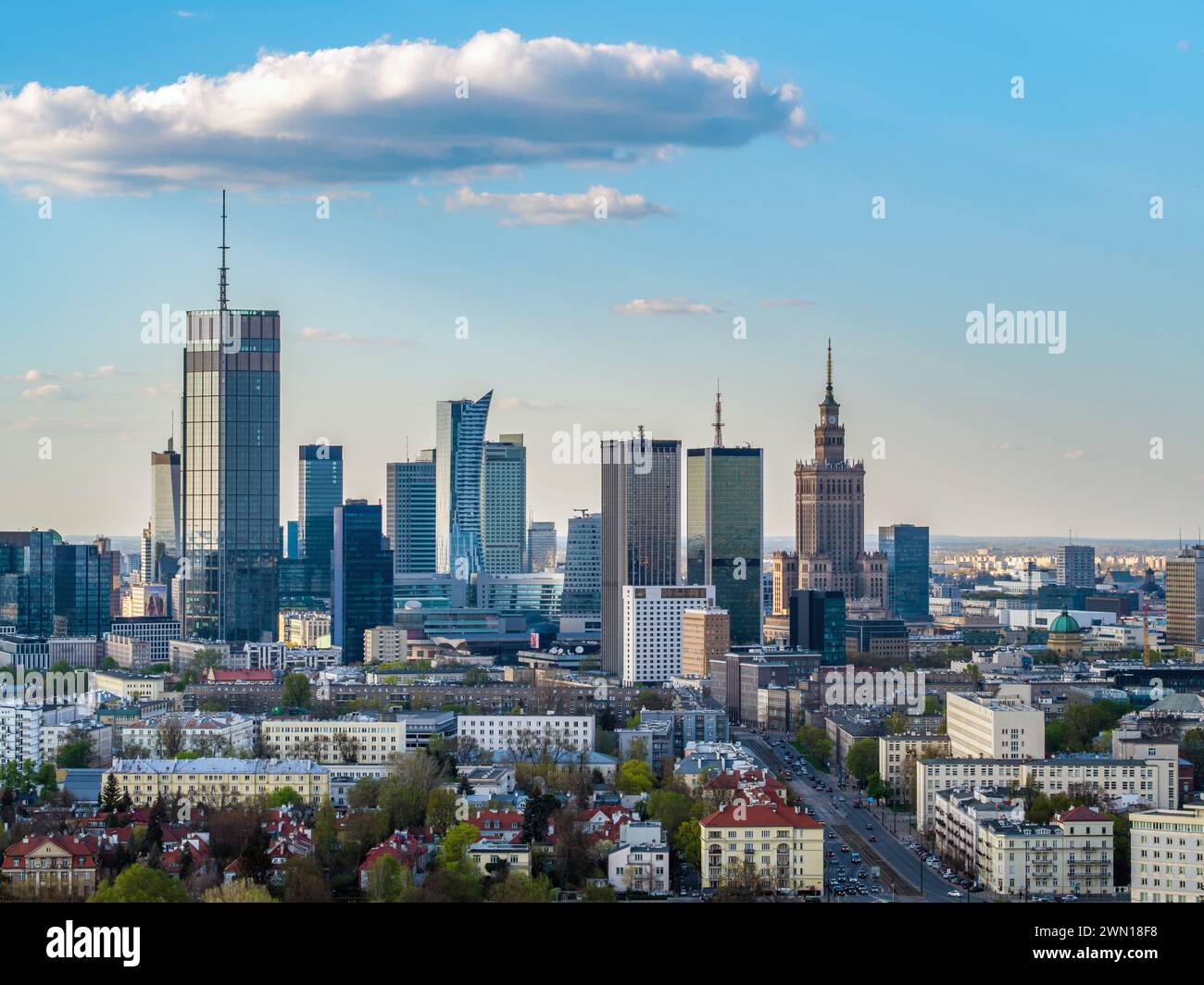 Stadtzentrum Warschaus, PKiN und Wolkenkratzer unter blauem bewölktem Himmel Stockfoto