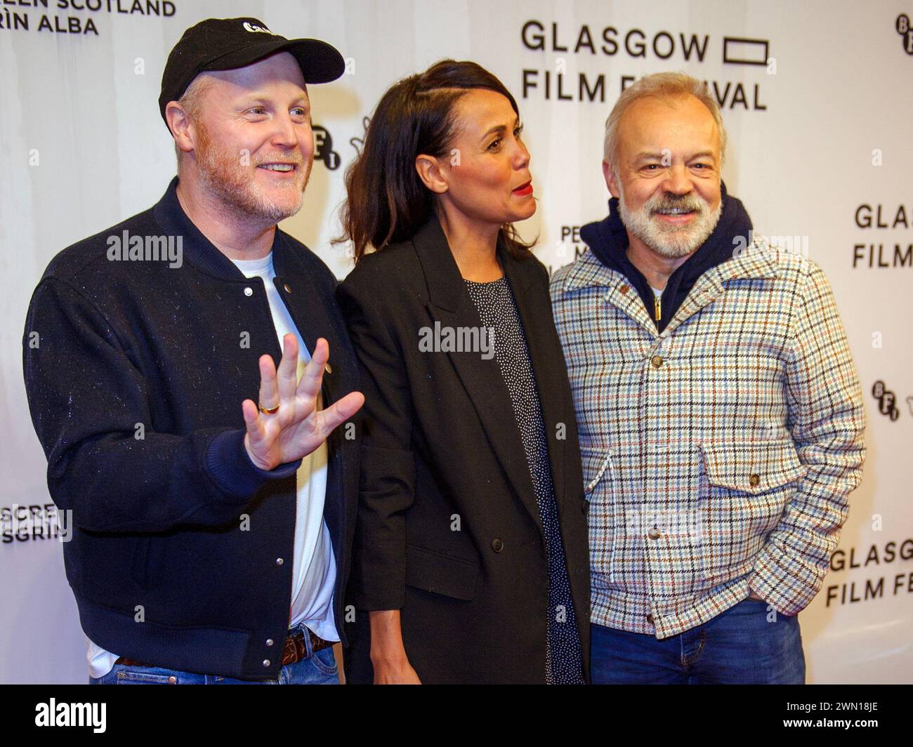 Glasgow, Schottland, Großbritannien. Februar 2024. Schauspieler, Gary Lamont, TV-Moderator, Jean Johansson, und Komiker, Graham Norton, auf dem roten Teppich. Das Glasgow Film Festival 2024 (GFF) wurde heute Abend im Glasgow Film Theatre (GFT) mit einer Vorführung von Love Lies Bleeding eröffnet. Dies war die britische Premiere des Films, der von Rose Glass und Weronika Tofilska geschrieben wurde und Regie führte. GFF läuft bis 10. März 2024. Quelle: Stewart Kirby für #creativezealots/Alamy Live News Stockfoto