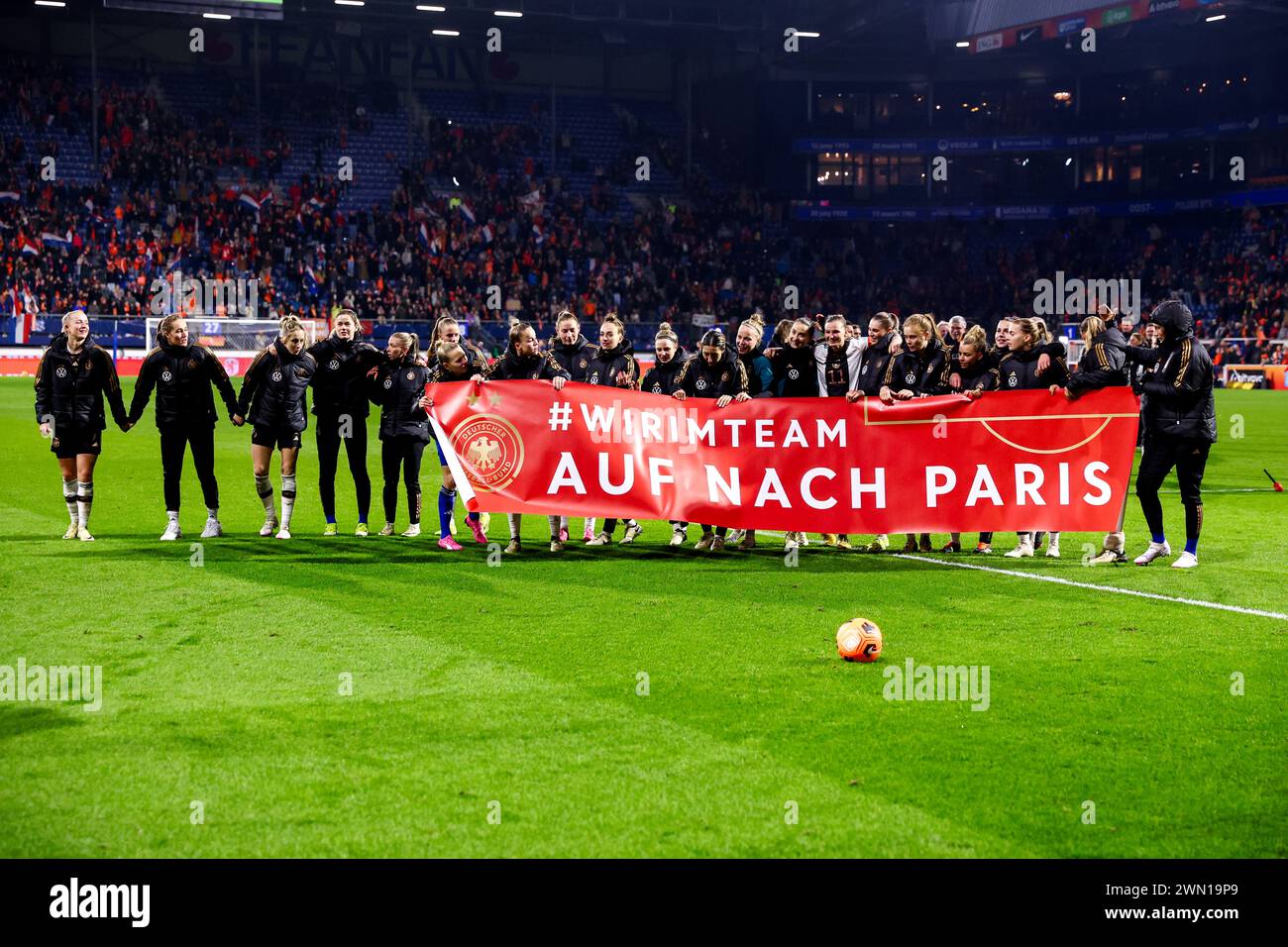 HEERENVEEN, NIEDERLANDE - 28. FEBRUAR: Team Deutschland feiert Sieg, geht mit Banner mit Text #wirimteam auf nach paris in Bezug auf die Qualifikation für die olympischen Spiele in paris 2024, Jule Brand aus Deutschland, Sydney Lohmann aus Deutschland, Giulia Gwinn aus Deutschland, Alexandra Popp aus Deutschland, Lena Oberdorf (Deutschland), Kathrin Hendrich (Deutschland), Marina Hegering (Deutschland), Sjoeke Nüsken (Deutschland), Klara Bühl (Deutschland), Sarai Linder (Deutschland), Lea Schüller (Deutschland), Vivien Endemann (Deutschland), Torhüterin Ann-Katrin Berger (Deutschland), Torhüterin Stina Johannes (Deutschland), Pia- Stockfoto