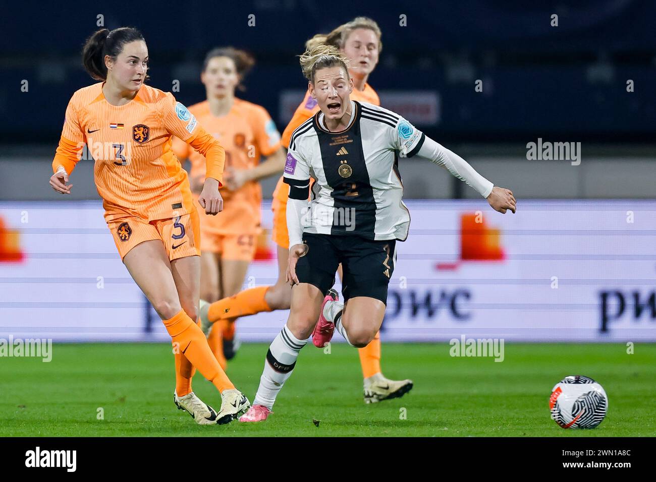 HEERENVEEN, NIEDERLANDE - 28. FEBRUAR: Caitlin Dijkstra (Niederlande) und Sarai Linder (Deutschland) kämpfen um den Ball während der UEFA Women's Nations L Stockfoto