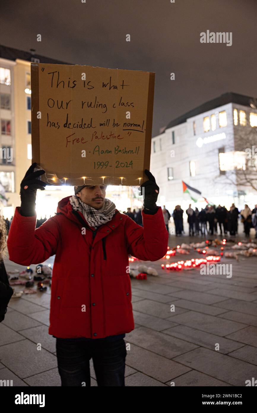 München, Deutschland. Februar 2024. Auf dem Schild steht: Das ist es, was unsere herrschende Klasse entschieden hat, normal zu sein. Freies Palästina Aaron Bushnell. Mehrere Menschen nahmen am 28. Februar 2024 in München Teil, um für einen Waffenstillstand in Gaza zu protestieren und um die Opfer des Krieges zu trauern. (Foto: Alexander Pohl/SIPA USA) Credit: SIPA USA/Alamy Live News Stockfoto