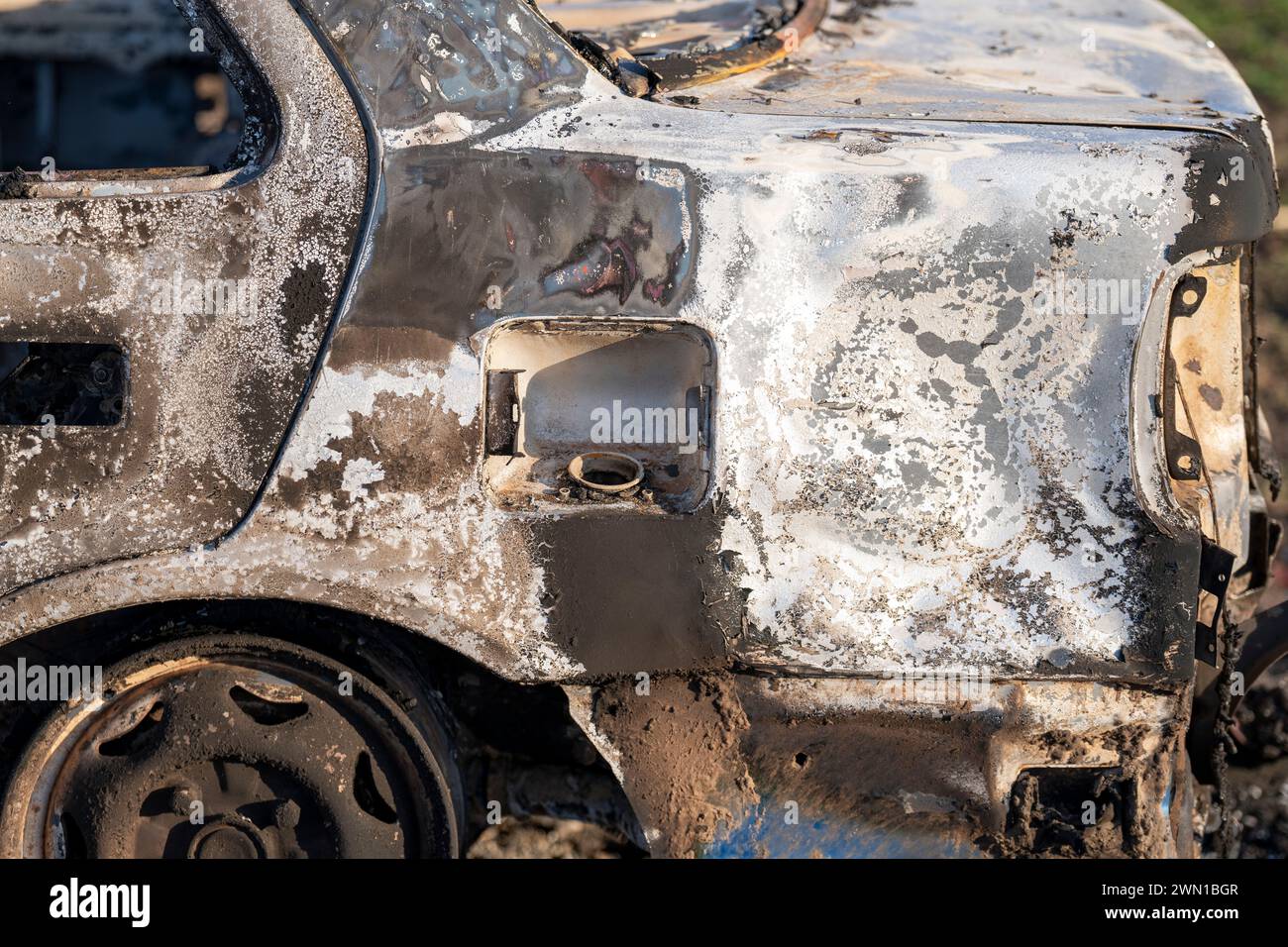 Ein ausgebranntes Auto. Verbranntes Auto auf dem Feld. Fahrzeugbrand, Fahrzeugbrand aufgrund eines Kurzschlusses. Absichtliche Brandstiftung des gestohlenen Autos. Stockfoto
