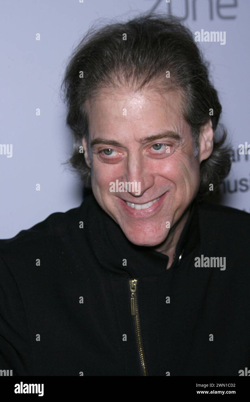 Februar 2007 – Los Angeles, CA, USA – 11. Februar 2007 – Los Angeles, Kalifornien – Richard Lewis. Die GRAMMY After Party der Warner Music Group 2007 fand in der Cathedral statt. Foto: Zach Lipp/AdMedia (Foto: © Zach Lipp/AdMedia via ZUMA Wire) NUR REDAKTIONELLE VERWENDUNG! Nicht für kommerzielle ZWECKE! Stockfoto