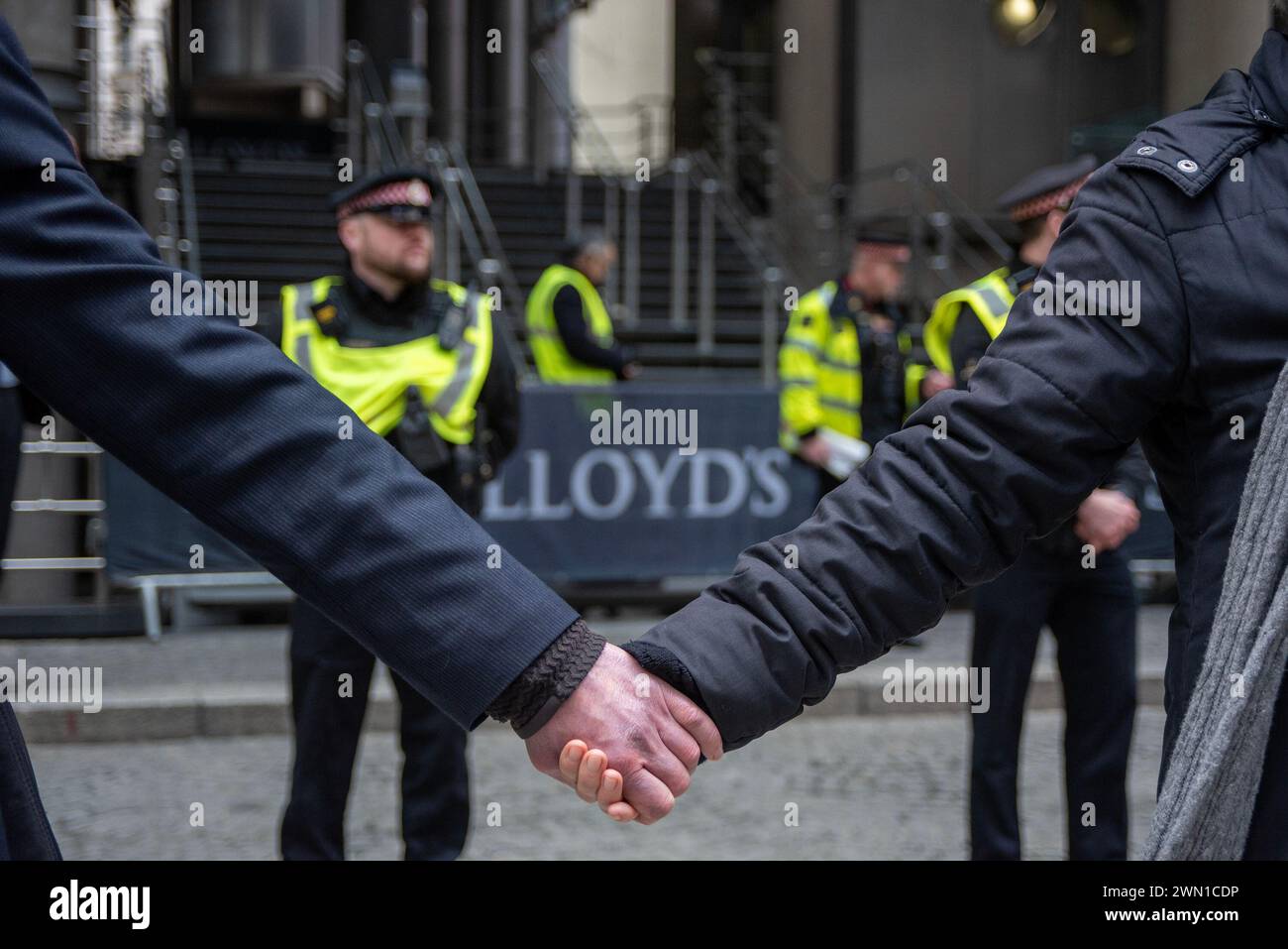 London, Großbritannien. Februar 2024. Die Demonstranten haben während der Demonstration eine Menschenkette um das Gebäude der Lloyd's Insurance Company angelegt. Extinction Rebellion organisierte eine einwöchige Kampagne zusammen mit anderen Organisationen wie STOPEACOP, Tipping Point, Mothers Rise Up, Coal Action Network in London und im ganzen Vereinigten Königreich, um die globale Versicherungsbranche anzuvisieren. Sie davon zu überzeugen, die Versicherung der fossilen Brennstoffindustrie zu beenden. (Foto: Krisztian Elek/SOPA Images/SIPA USA) Credit: SIPA USA/Alamy Live News Stockfoto
