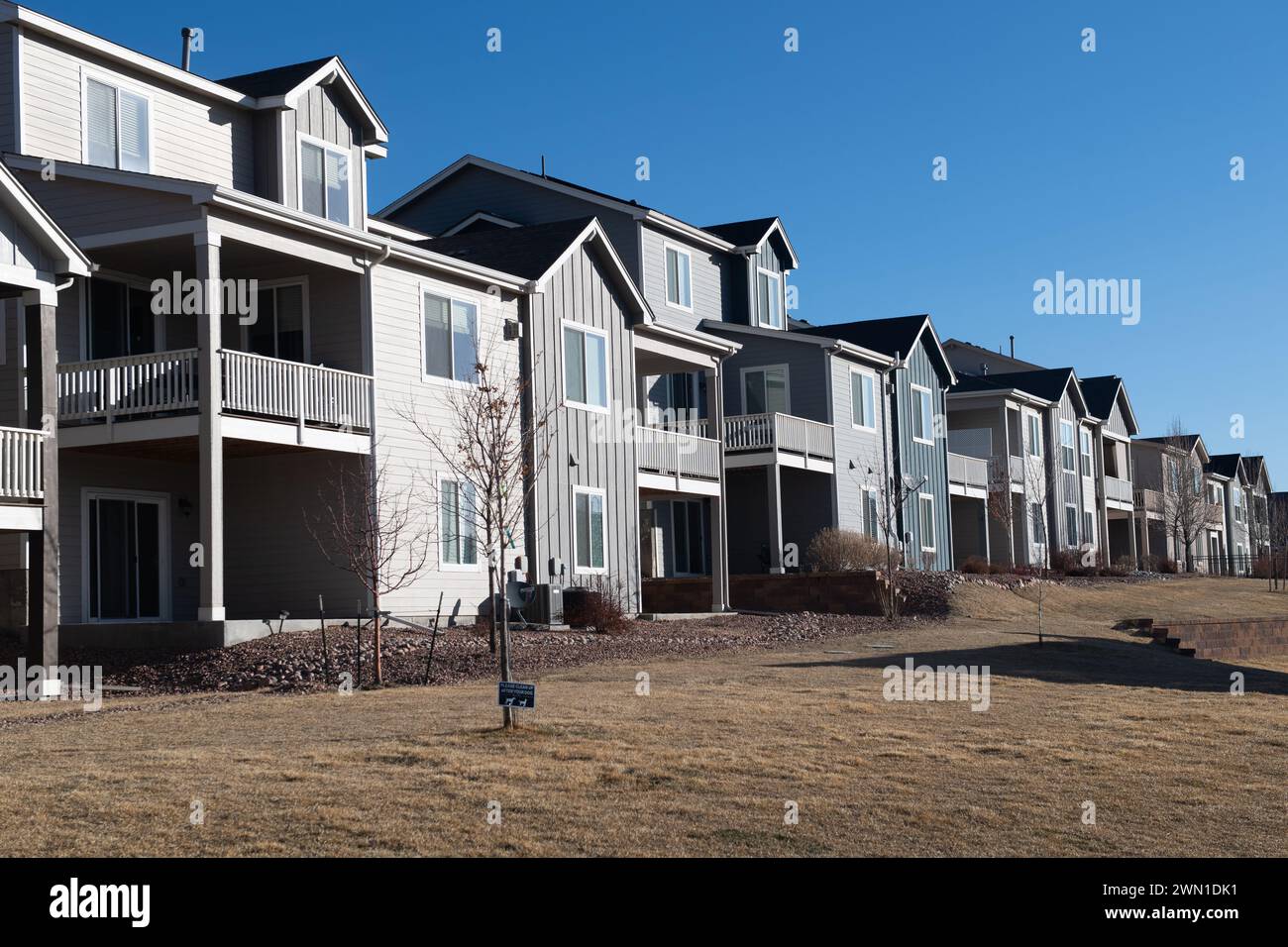 Neue Duplex- und Stadthäuser in einer Entwicklung im Gebiet Rockrimmon in Northern Colorado Springs. Stockfoto