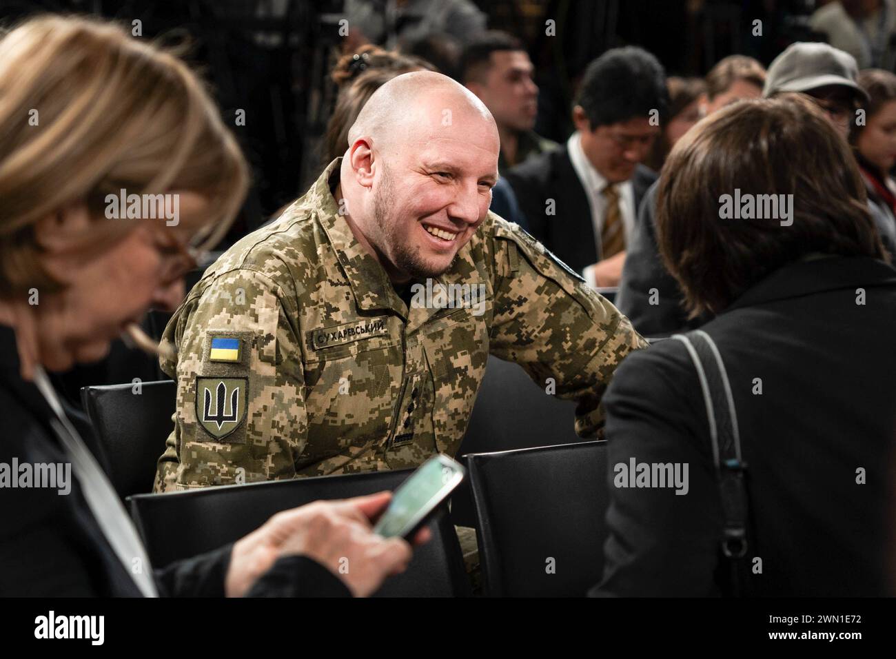 Kiew, Ukraine. Februar 2024. Der stellvertretende Oberbefehlshaber der Streitkräfte der Ukraine, Vadym Sukharevskyi, lächelt während des PIK 2024 mit einer anderen Person. Am 25. Februar präsentierten hochrangige Regierungsbeamte in Kiew während des PIK 2024 Ukraine-Forums Diskussionen über die Umsetzung der Kriegsziele der Ukraine. (Credit Image: © Ximena Borrazas/SOPA images via ZUMA Press Wire) NUR REDAKTIONELLE VERWENDUNG! Nicht für kommerzielle ZWECKE! Stockfoto