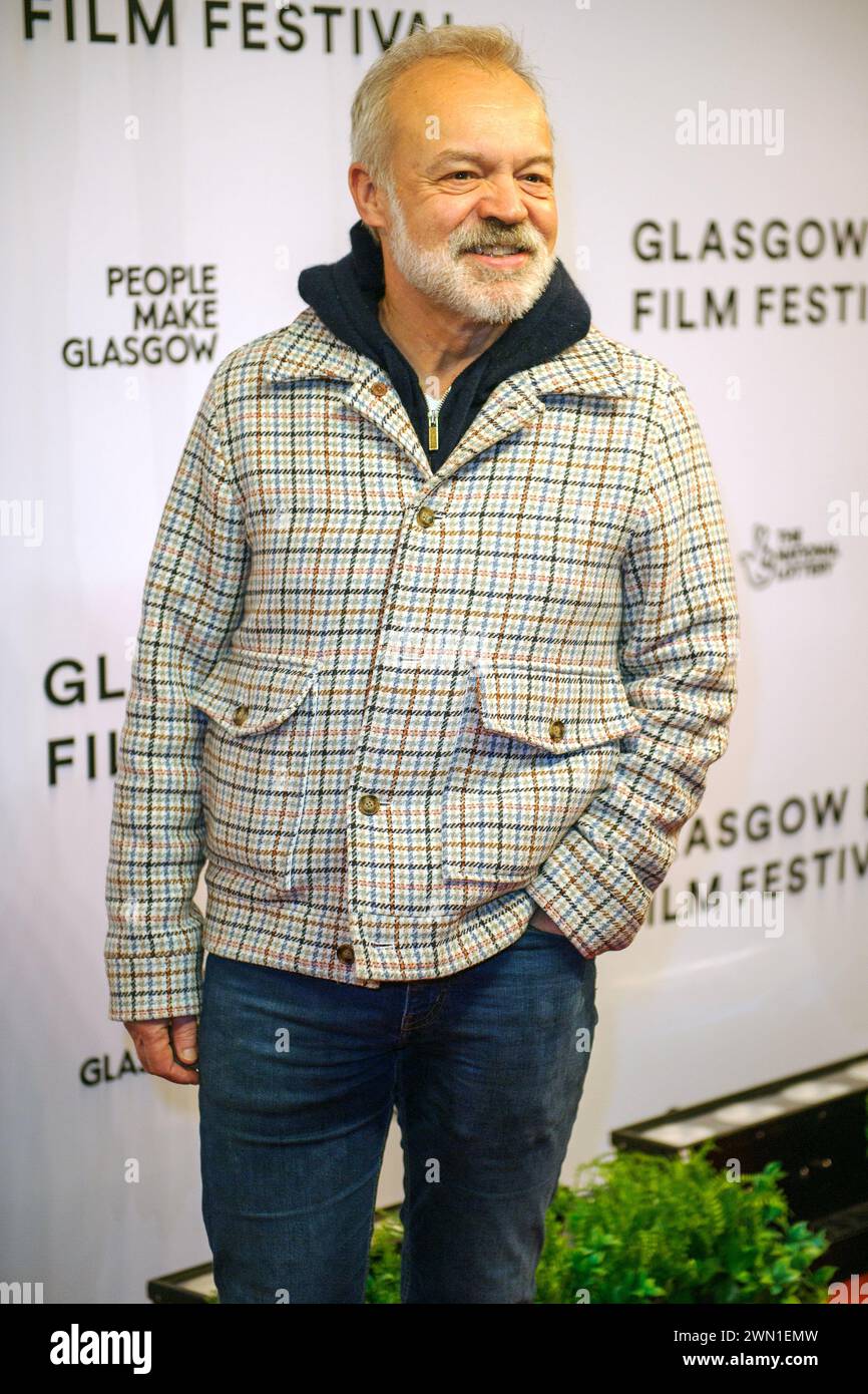 Glasgow, Schottland, Großbritannien. Februar 2024. Komiker Graham Norton auf dem roten Teppich. Das Glasgow Film Festival 2024 (GFF) wurde heute Abend im Glasgow Film Theatre (GFT) mit einer Vorführung von Love Lies Bleeding eröffnet. Dies war die britische Premiere des Films, der von Rose Glass und Weronika Tofilska geschrieben wurde und Regie führte. GFF läuft bis 10. März 2024. Quelle: Stewart Kirby für #creativezealots/Alamy Live News Stockfoto