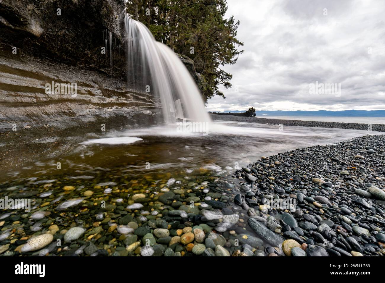 Wasserfall am Sandcut Beach - Jordan River Regional Park - in der Nähe von Sooke, Vancouver Island, British Columbia, Kanada Stockfoto