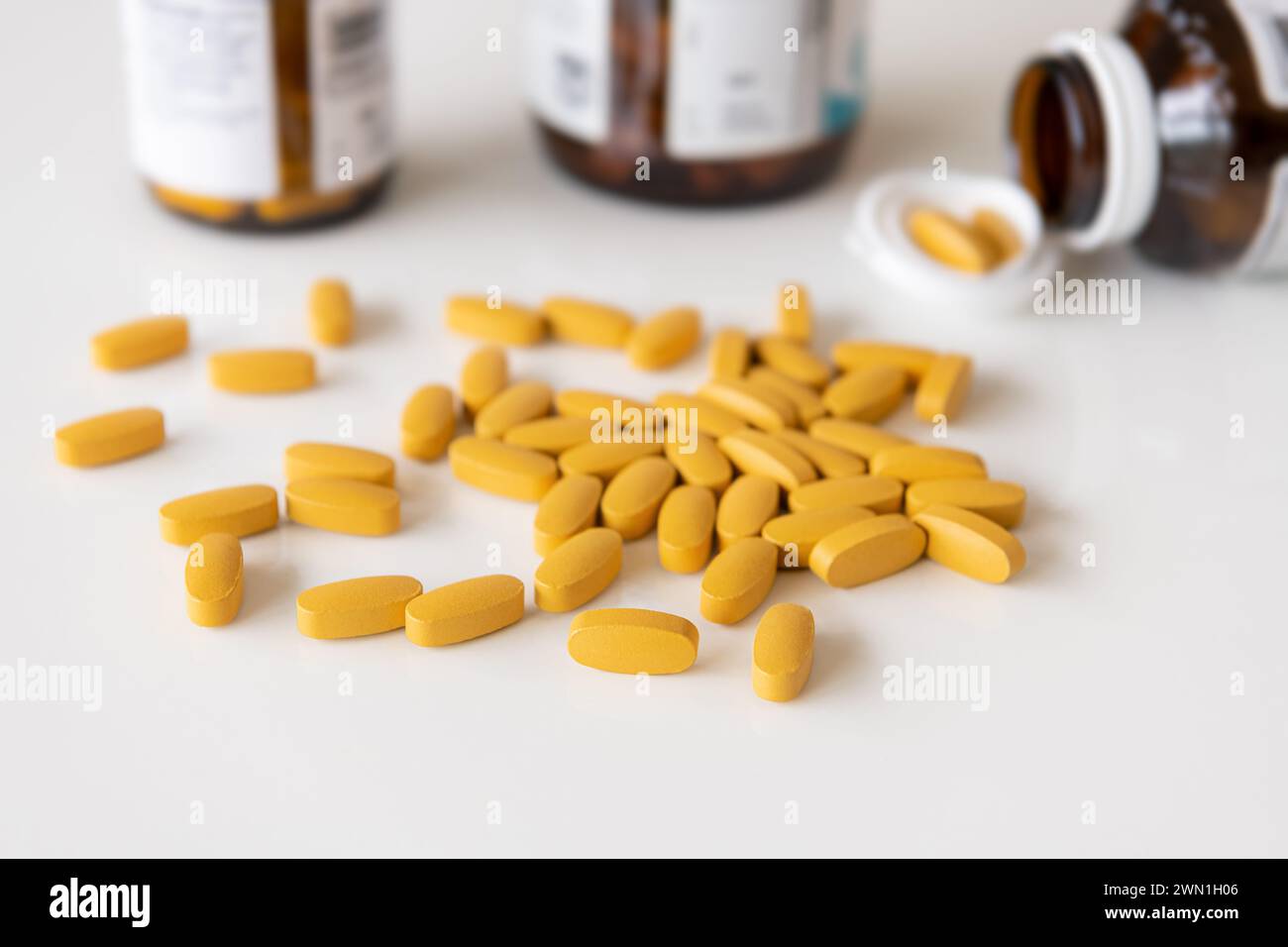Arzneimittelpillen, Medikamente in verschiedenen Farben auf weißem Hintergrund. Das medizinische Konzept der Humanmedizin. Stockfoto