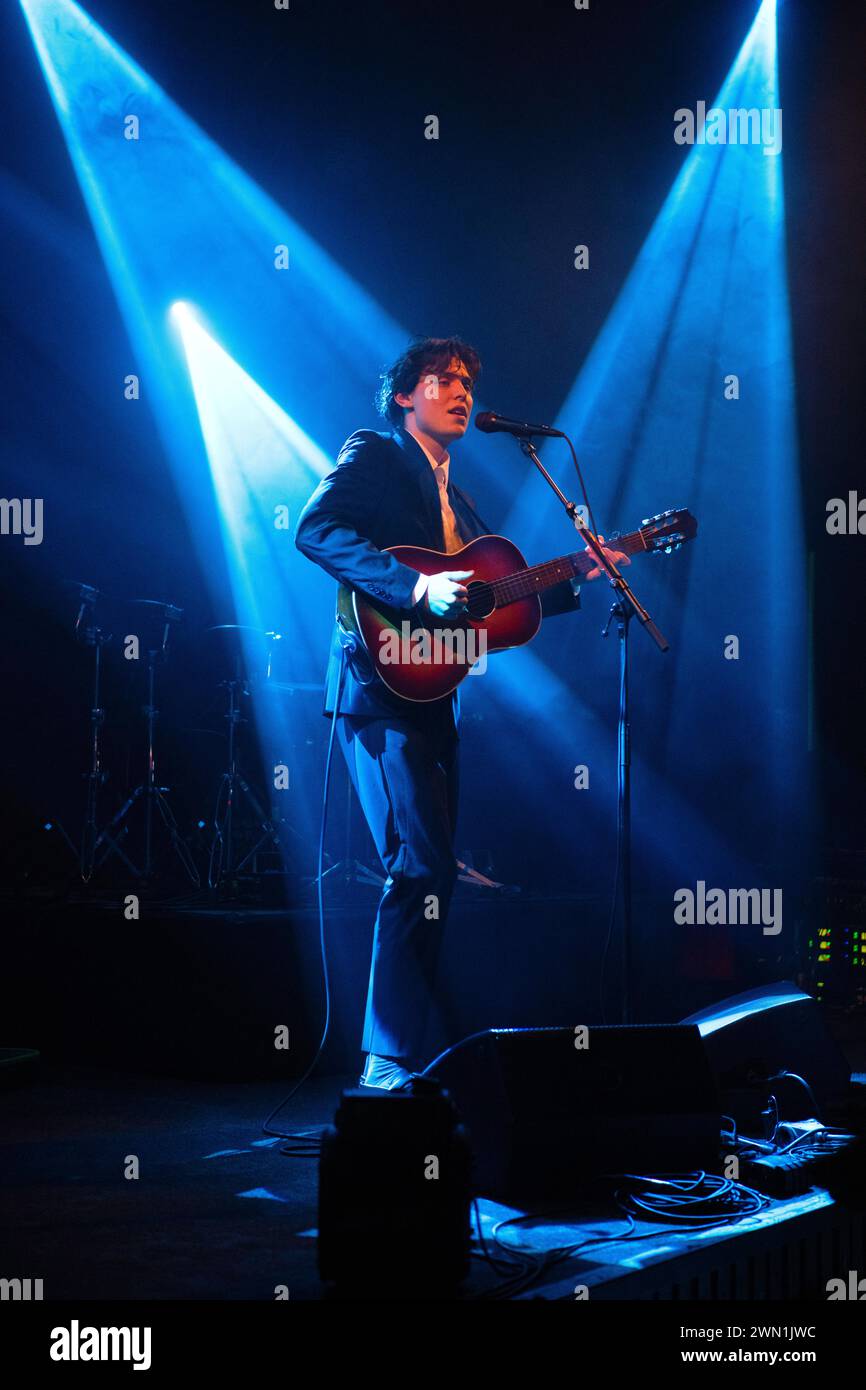 Der deutsche Sänger und Songwriter Luke Noa trat live im Lido in Berlin auf und unterstützte die Tom Walker Tour. Stockfoto