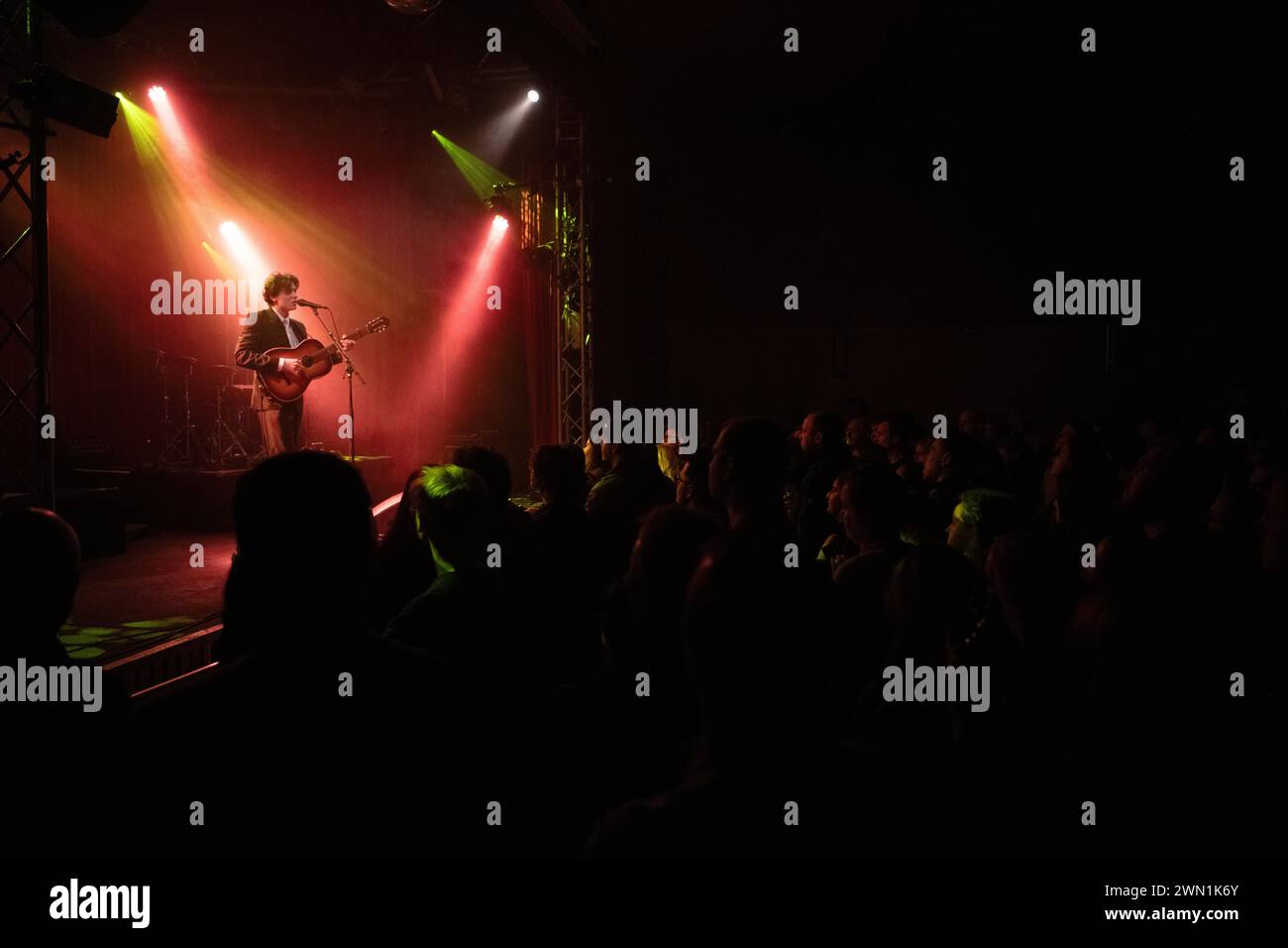 Der deutsche Sänger und Songwriter Luke Noa trat live im Lido in Berlin auf und unterstützte die Tom Walker Tour. Stockfoto