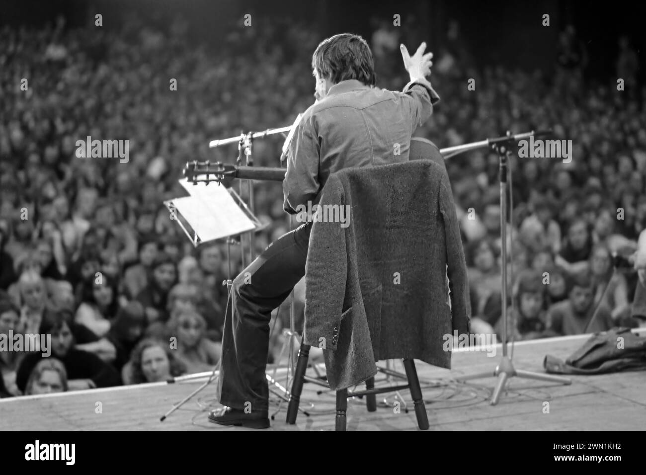 Der Songwriter WOLF BIERMANN bei seinem Auftritt in der Dortmunder Westfalenhalle am 25. April 1978. Aufgrund seiner Lieder und Gedichte, die das DDR-Regime kritisch betrafen, wurde er 1976 nach einem Konzert in Köln aus der DDR ausgewiesen. --- der Liedermacher WOLF BIERMANN während seines Auftritts in der Dortmunder Westfalenhalle am 25.04.1978. Wegen seiner regimekritischen Lieder und Gedichte war er 1976 nach einem Konzert in Köln aus der DDR ausgebürgert. Stockfoto