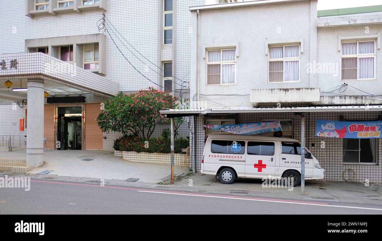 Ein Krankenwagen, der unter einem Carport vor einem Krankenhaus auf der Insel Xiaoliuqiu vor der Küste des taiwanischen Festlandes geparkt wurde; medizinische Notdienste. Stockfoto