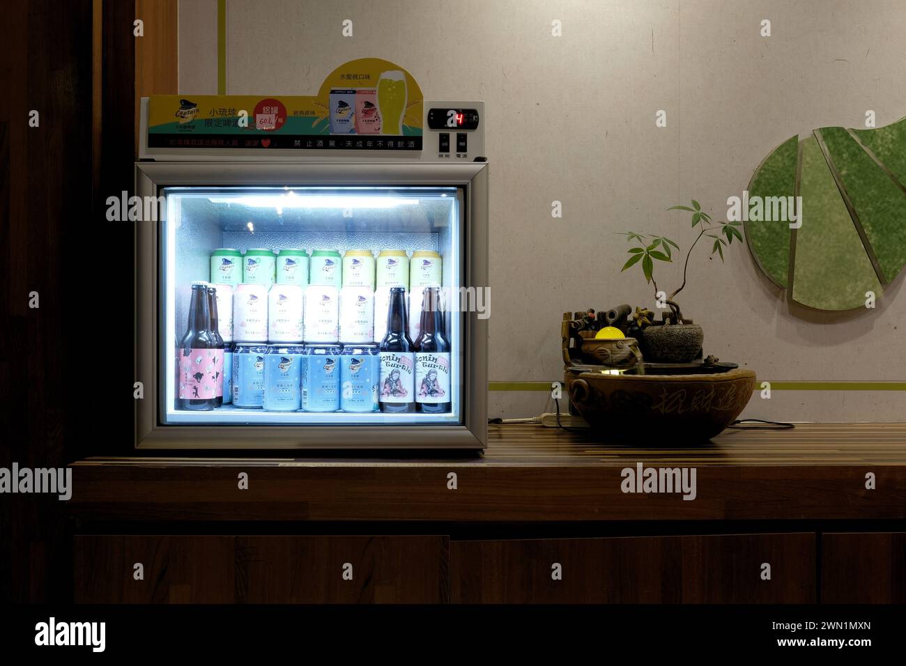 Verschiedene Dosen, Flaschen mit Captain Beer, gebraut in Taiwan, in einem kleinen Kühlschrank; hergestellt in Taiwan: Ronin-Schildkröte, Ohrenkatze; Liuqiu, Taiwan. Stockfoto