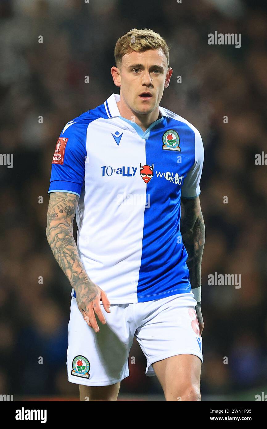 Blackburn, Großbritannien. Februar 2024. Sammie Szmodics von Blackburn Rovers beim Spiel der Blackburn Rovers FC gegen Newcastle United FC Emirates FA Cup 5. Runde in Ewood Park, Blackburn, England, Großbritannien am 27. Februar 2024 Credit: Every Second Media/Alamy Live News Stockfoto