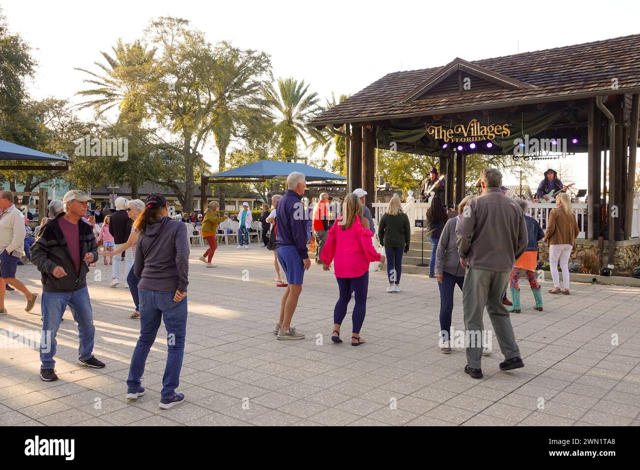 USA Florida FL die Dörfer Seniorengemeinde leben jeden Abend und tanzen auf dem Lake Sumpter Square Live-Musik Stockfoto