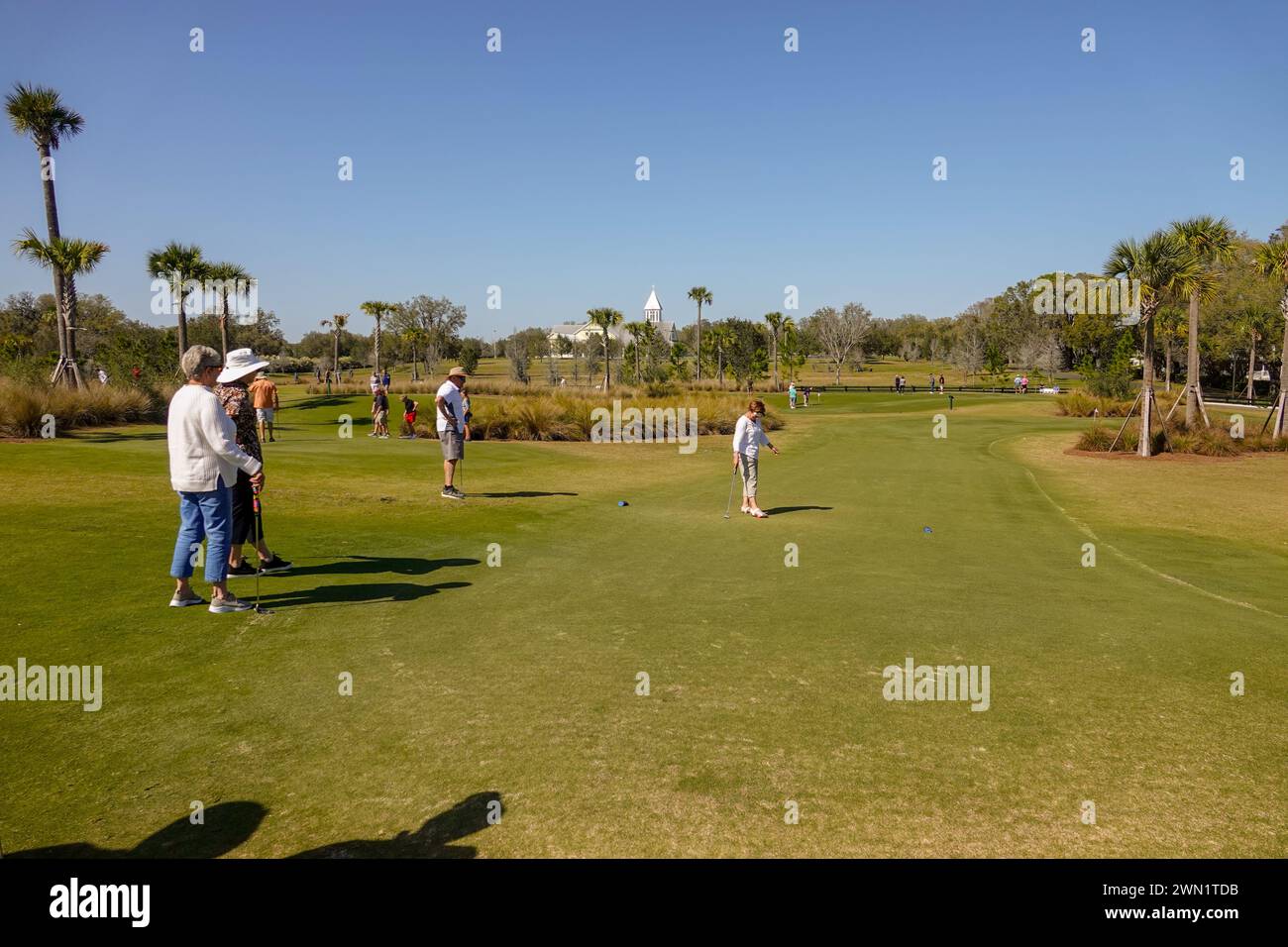 USA Florida FL die Dörfer Pensionierung Senioren Rentner spielen einen Putting Golfplatz Stockfoto