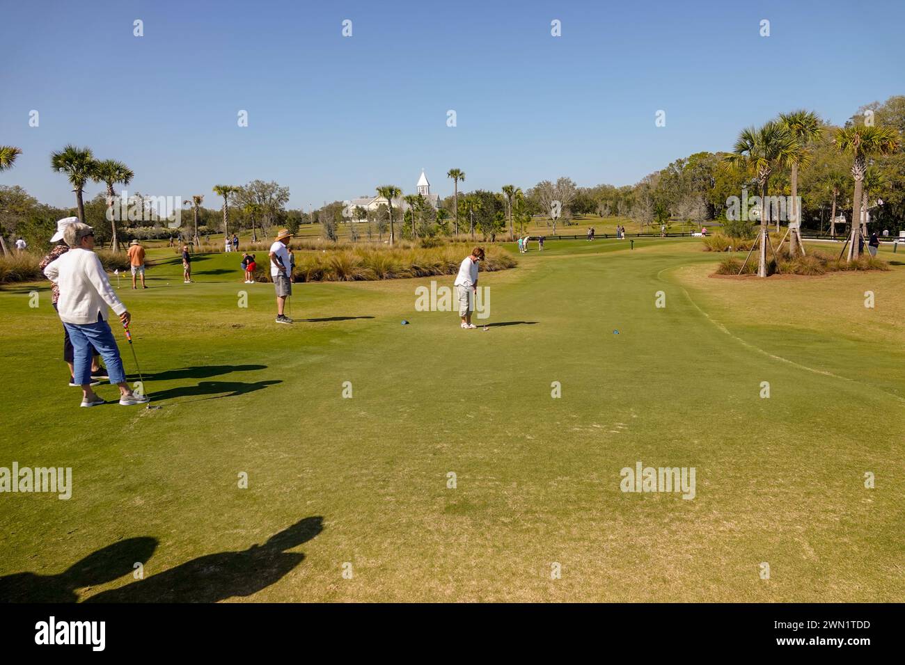 USA Florida FL die Dörfer Pensionierung Senioren Rentner spielen einen Putting Golfplatz Stockfoto