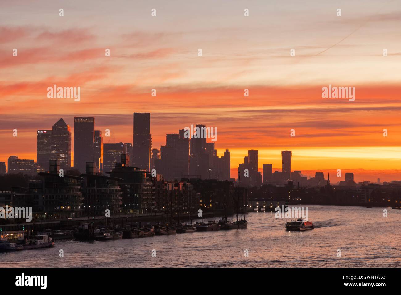 England, London, Docklands, Themse und Canary Wharf Skyline bei Dawn Stockfoto