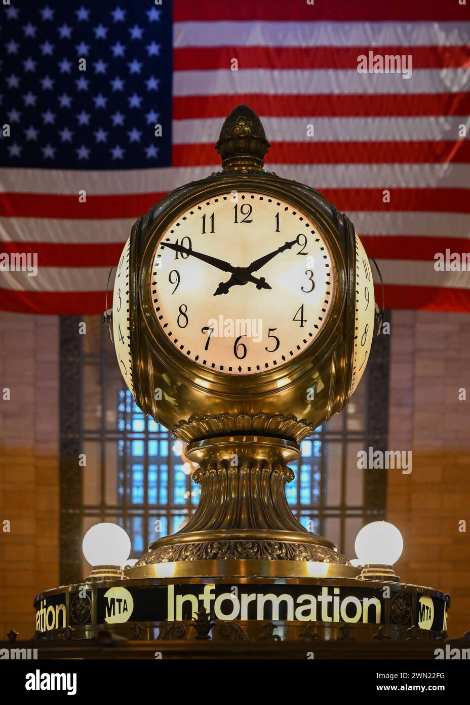 Ein allgemeiner Blick auf die Uhr über dem Metro-North Informationsstand am Grand Central Terminal in New York City. Stockfoto