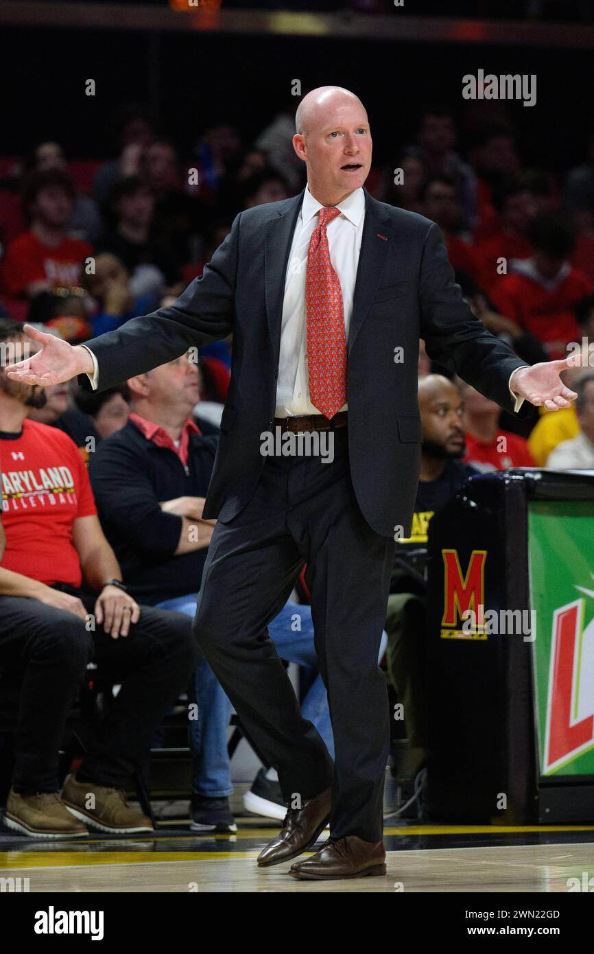 College Park, MD, USA. Februar 2024. Kevin Willard, Cheftrainer der Maryland Terrapins, reagiert während des NCAA-Basketballspiels zwischen den Northwestern Wildcats und den Maryland Terrapins im Xfinity Center in College Park, MD. Reggie Hildred/CSM/Alamy Live News Stockfoto