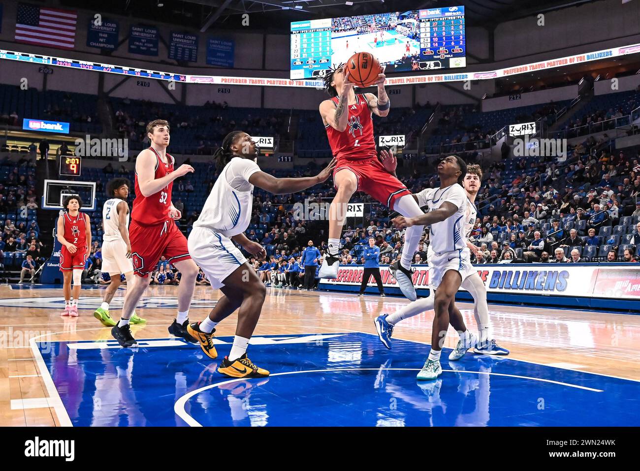 FEBRUAR 2024: der Richmond Spinnen-Wachmann DJI Bailey (4) findet eine offene Spur zwischen Saint Louis Billikens Forward Bradley Ezewiro (3) und Saint Louis Billikens Wachmann Cian Medley (1), um den Schuss für zwei Punkte in einem A10-Konferenzspiel zu legen, in dem die Richmond Spinnen die Saint Louis Billikens besuchten. In der Chaifetz Arena in St. Louis, MO am Mittwoch, 28. Februar 2024 Richard Ulreich/CSM Stockfoto