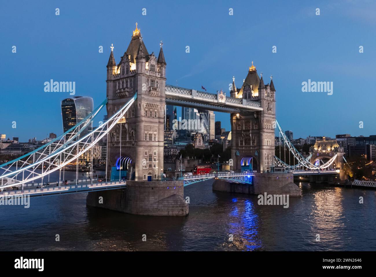 England, London, Tower Bridge und City of London Skyline in Dawn Stockfoto