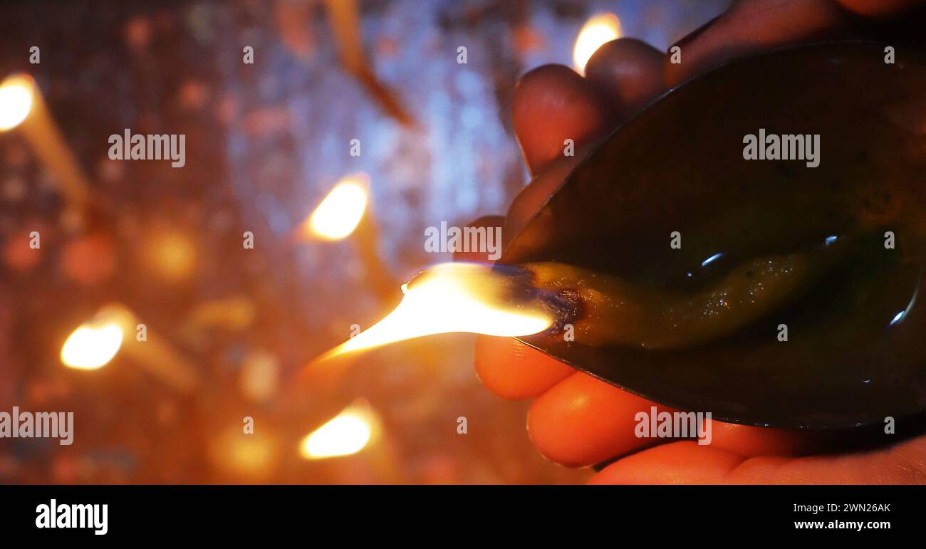 indisch-hinduistisches Festival diwali oder deepavali, auch bekannt als Festival der Lichter, Frau mit Diya-Lampe und feiern diwali Stockfoto