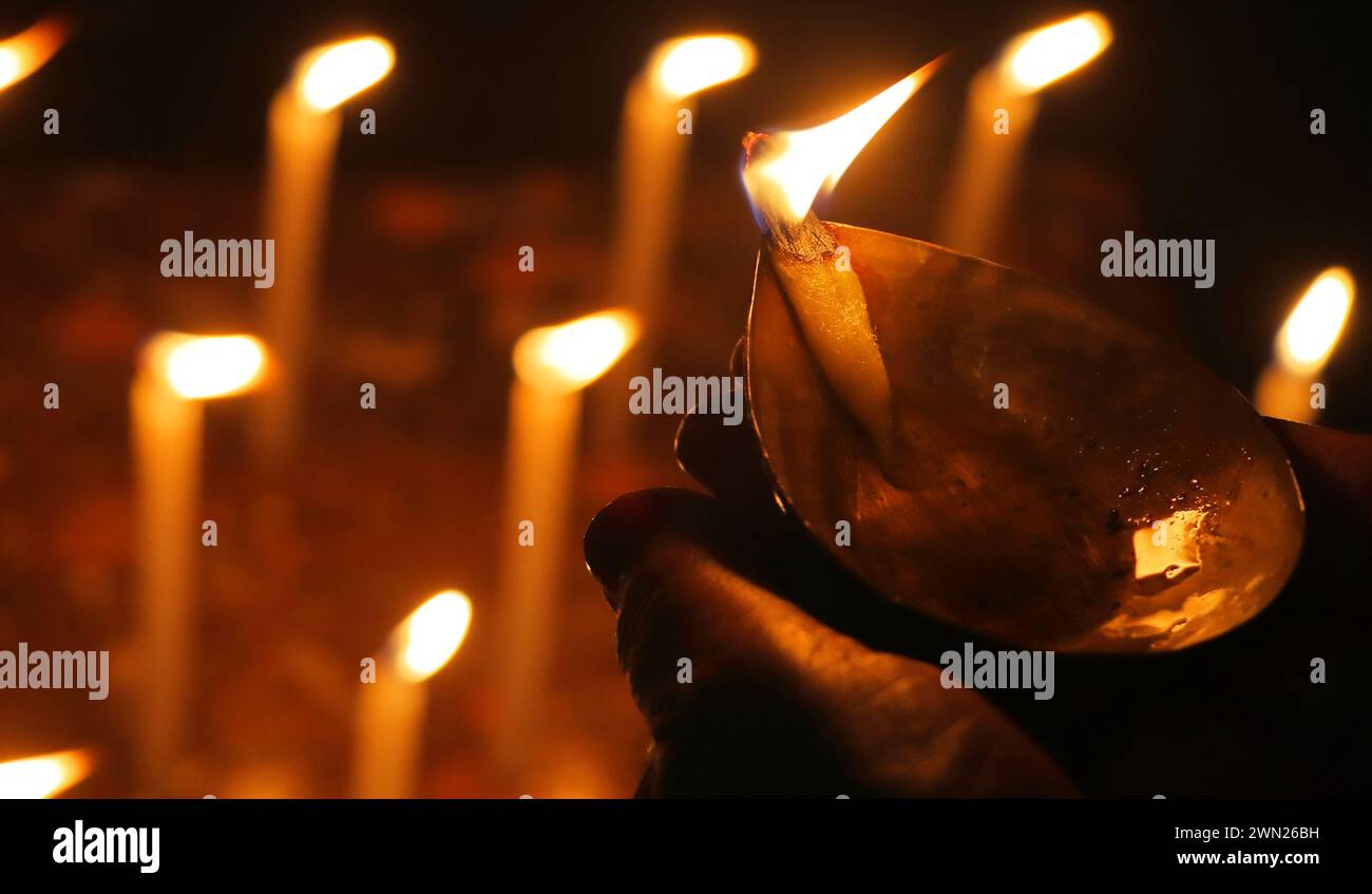 indisch-hinduistisches Festival diwali oder deepavali, auch bekannt als Festival der Lichter, Frau mit Diya-Lampe und feiern diwali Stockfoto