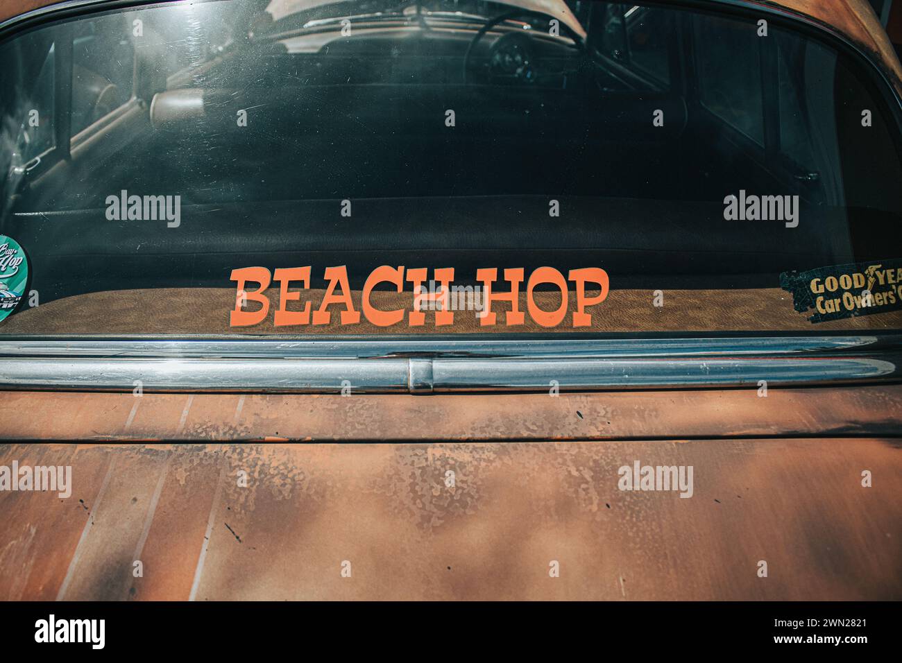 Themse, Neuseeland, 24. November 2022, Beach Hop Car Rally: Restauriertes Oldtimer mit BEACH HOP Logo Stockfoto