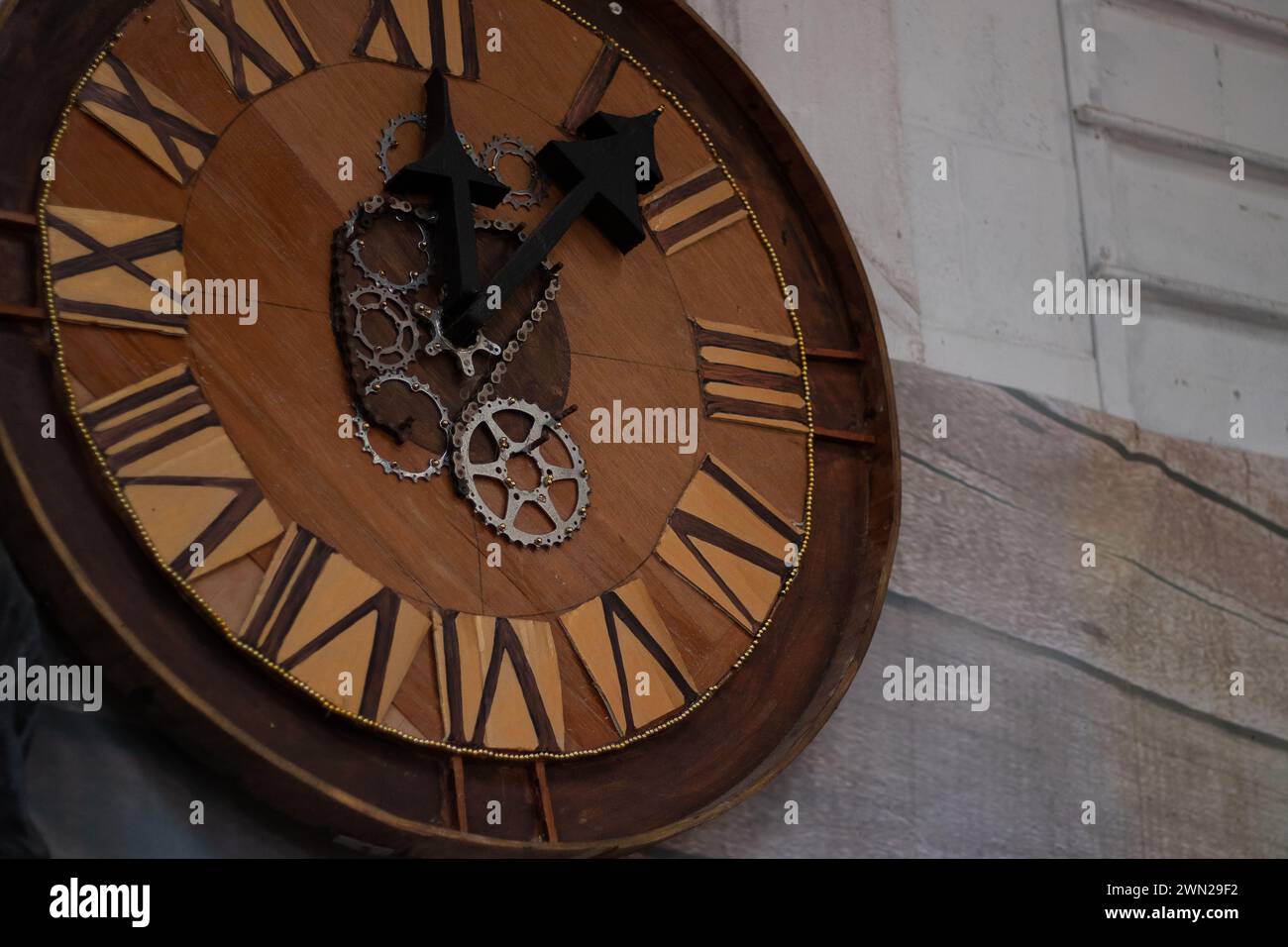 Steampunk-Industriedekor: Retro-futuristische Zeitmaschinenuhr mit römischen Ziffern, Zahnrädern und Zahnrädern für alle Ihre Bedürfnisse in der Zeiterfassung und Zeitreise. Stockfoto