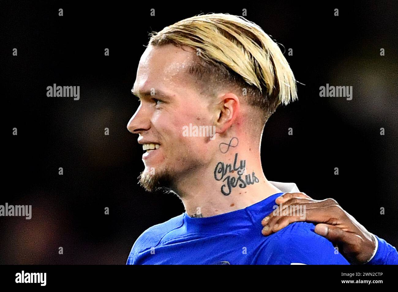 London, Großbritannien. Februar 2024. Ein Tattoo mit der Aufschrift „Only Jesus“ ist am Hals von Mykhaylo Mudryk vom Chelsea Ball während des Spiels der 5. Runde des Chelsea FC gegen Leeds United FC Emirates FA Cup in Stamford Bridge, London, England, Großbritannien am 28. Februar 2024 zu sehen. Credit: Every Second Media/Alamy Live News Stockfoto