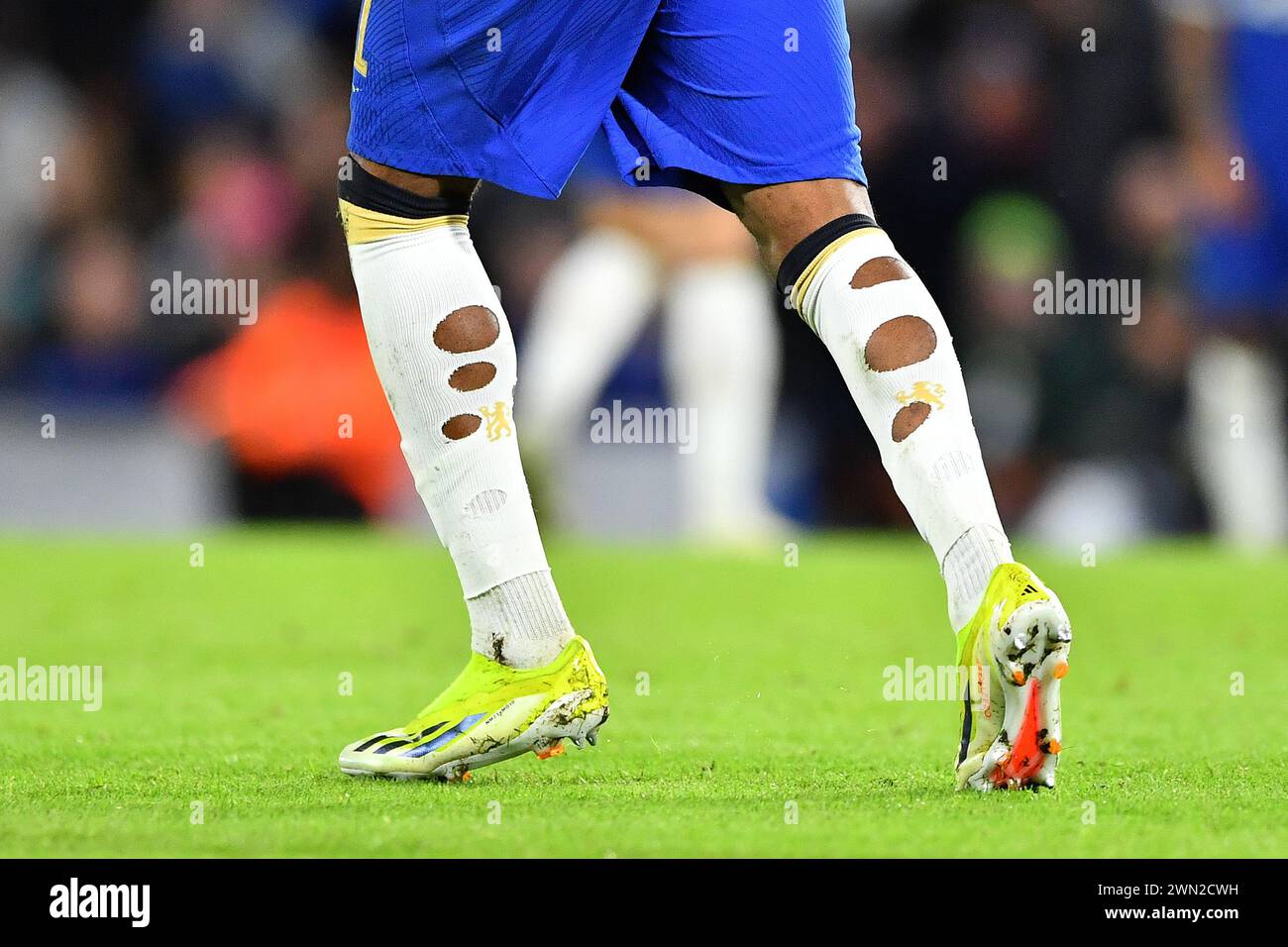 London, Großbritannien. Februar 2024. Löcher in den Socken von Noni Madueke aus Chelsea wurden am 28. Februar 2024 während des Spiels der 5. Runde des Chelsea FC gegen Leeds United FC Emirates FA Cup in Stamford Bridge, London, England, Vereinigtes Königreich gesehen. Credit: Every Second Media/Alamy Live News Stockfoto