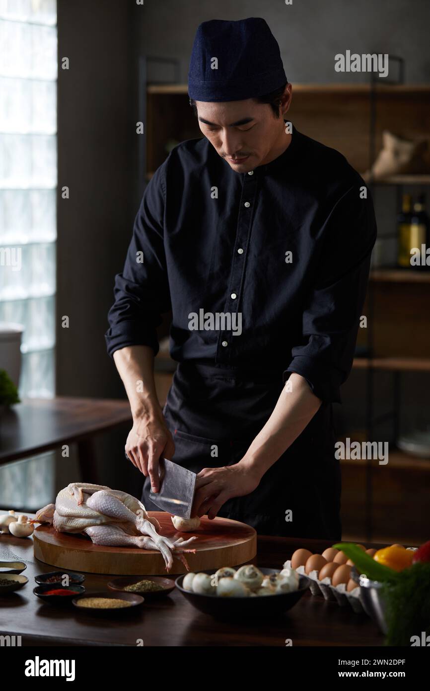 Kochen Sie Gerichte in der Küche Stockfoto