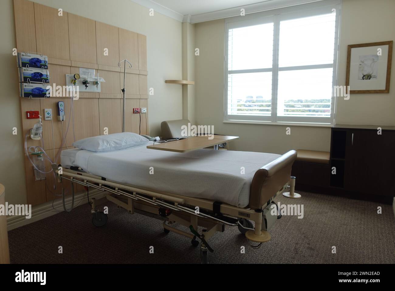 Ein leeres Krankenhaus-Patientenzimmer in Australien mit medizinischem Zubehör und Geräten an der Wand, bereit für den Einsatz durch medizinisches Fachpersonal Stockfoto