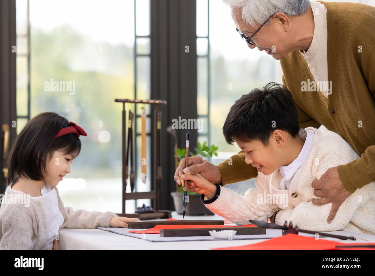 Großvater und Enkel schreiben Neujahrscouplets Stockfoto