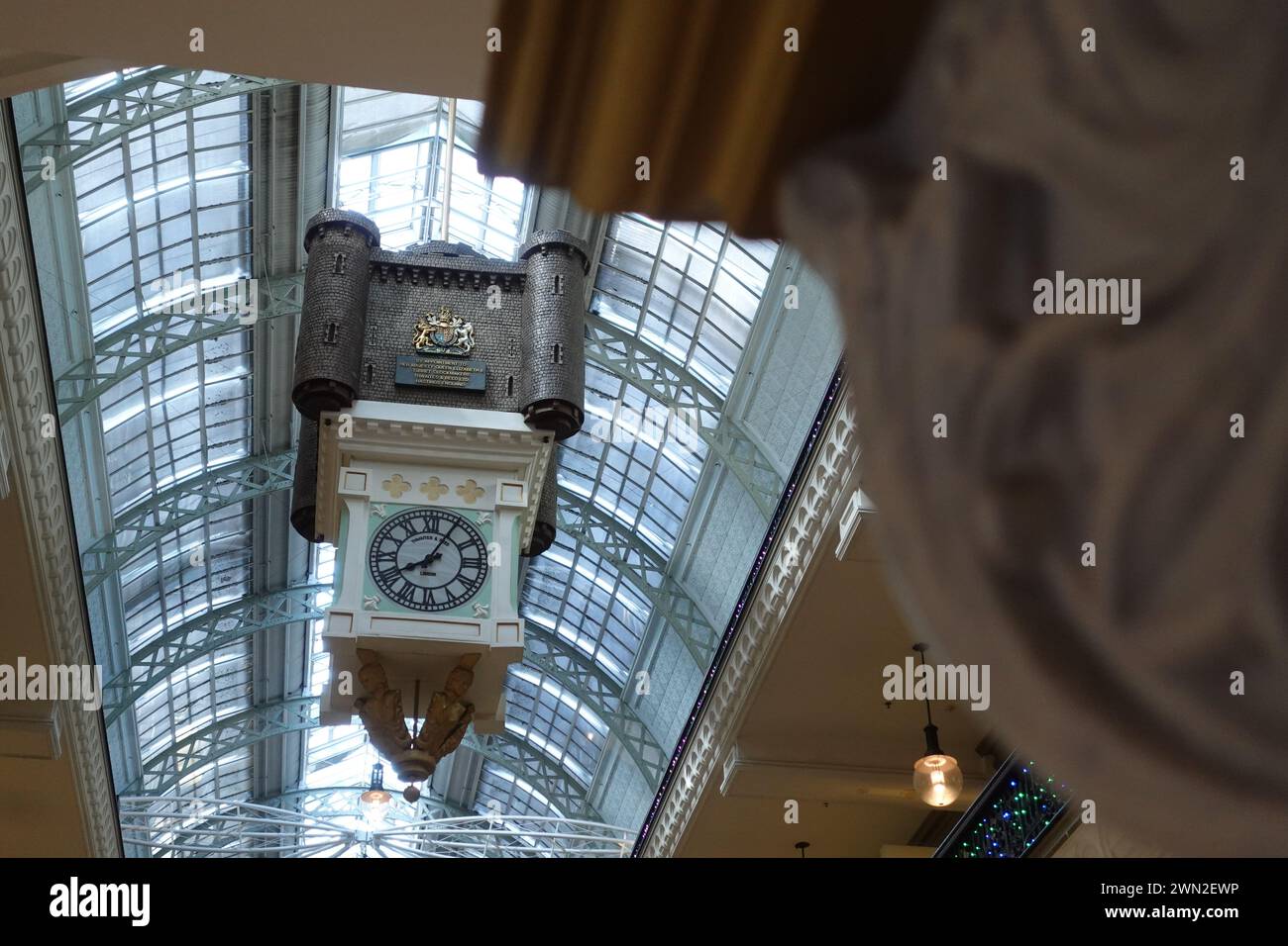 Die Royal Clock im Queen Victoria Building (QVB) in Sydney, Australien, ist ein bemerkenswertes Merkmal des historischen Wahrzeichens. Das komplizierte Design und cr Stockfoto