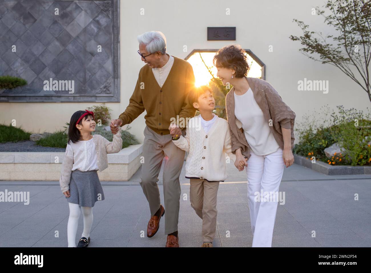 Großeltern und Enkelkinder machen einen Spaziergang im Park Stockfoto