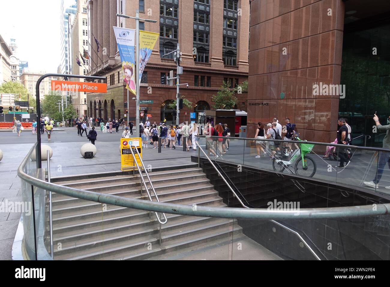 Der Eingang zum Bahnhof Martin Place in Sydney, Australien, bietet Zugang zu einem der wichtigsten Verkehrsknotenpunkte der Stadt. Gelegen im geschäftigen Treiben Stockfoto