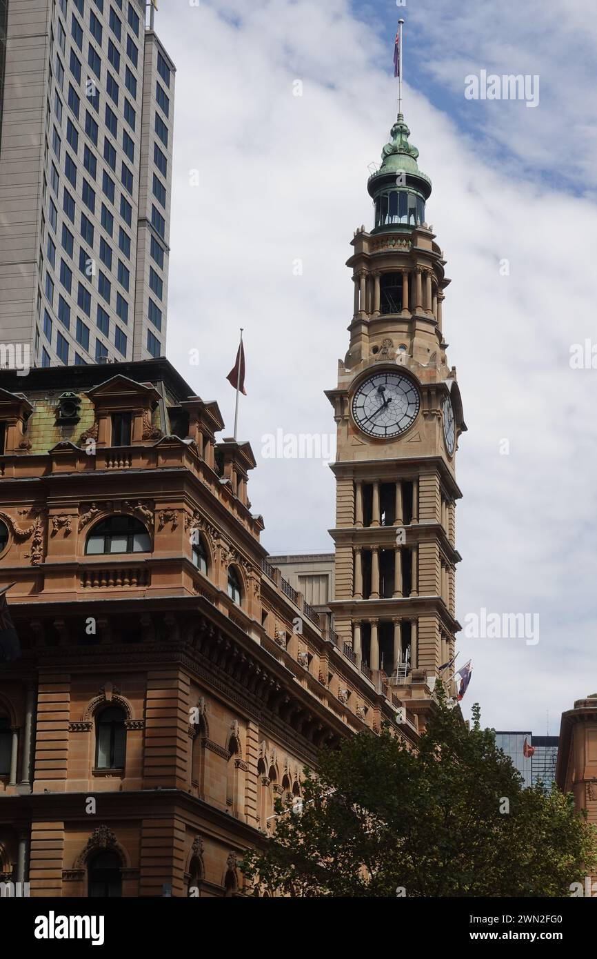 Der Uhrenturm des General Post Office (GPO) steht stolz auf Martin Place, Sydney, Australien, und besticht durch seine imposante Präsenz und sein Timel Stockfoto