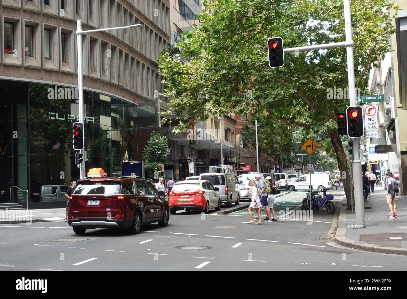 Im CBD von Sydney ist eine befahrene Straße mit Autos gesäumt, während die angrenzenden Radwege auffallend leer bleiben, was den anhaltenden Verkehr der Stadt unterstreicht Stockfoto