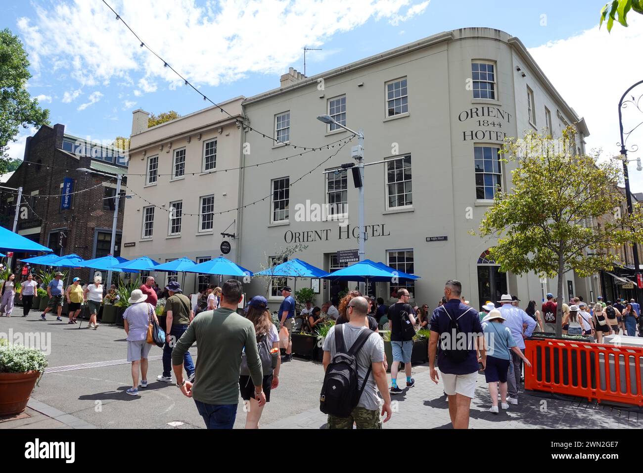 An einem sonnigen Nachmittag versammeln sich Menschenmengen vor dem Orient Hotel at the Rocks in Sydney, Australien. Stockfoto