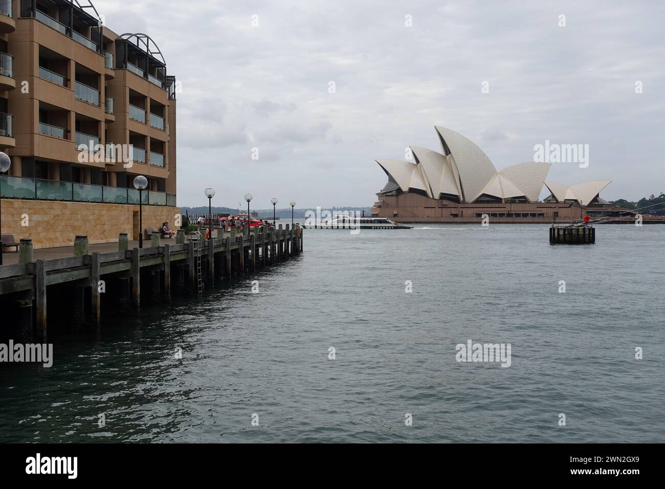 Sydney Opera House gegenüber vom Hafen von Sydney mit Hyatt Hotel auf der linken Seite Stockfoto
