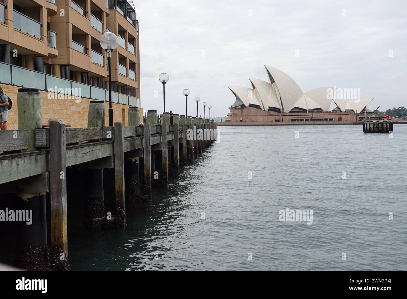 Sydney Opera House gegenüber vom Hafen von Sydney mit Hyatt Hotel auf der linken Seite Stockfoto