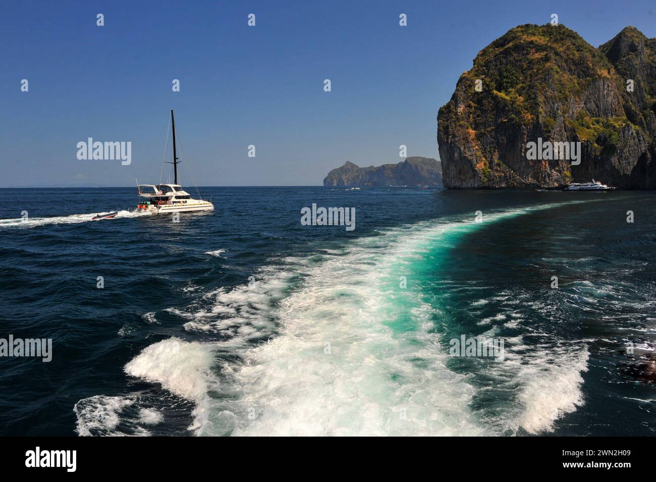 Phi Phi Archipel in Thailand Phuket, Thailand: Blick auf den kleinen Phi Phi Archipel, der sich in der Andamanensee befindet, südlich von Thailand in der Provinz Phuket, einer Berg- und Dschungelinsel, die einige der beliebtesten Strände Thailands hat. Phuket Phuket Thailand Copyright: XMdxRafayatxHaquexKhanx Stockfoto