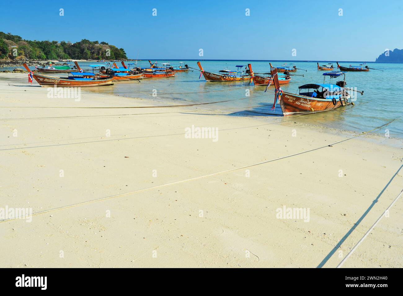 Phi Phi Archipel in Thailand Phuket, Thailand: Blick auf den kleinen Phi Phi Archipel, der sich in der Andamanensee befindet, südlich von Thailand in der Provinz Phuket, einer Berg- und Dschungelinsel, die einige der beliebtesten Strände Thailands hat. Phuket Phuket Thailand Copyright: XMdxRafayatxHaquexKhanx Stockfoto