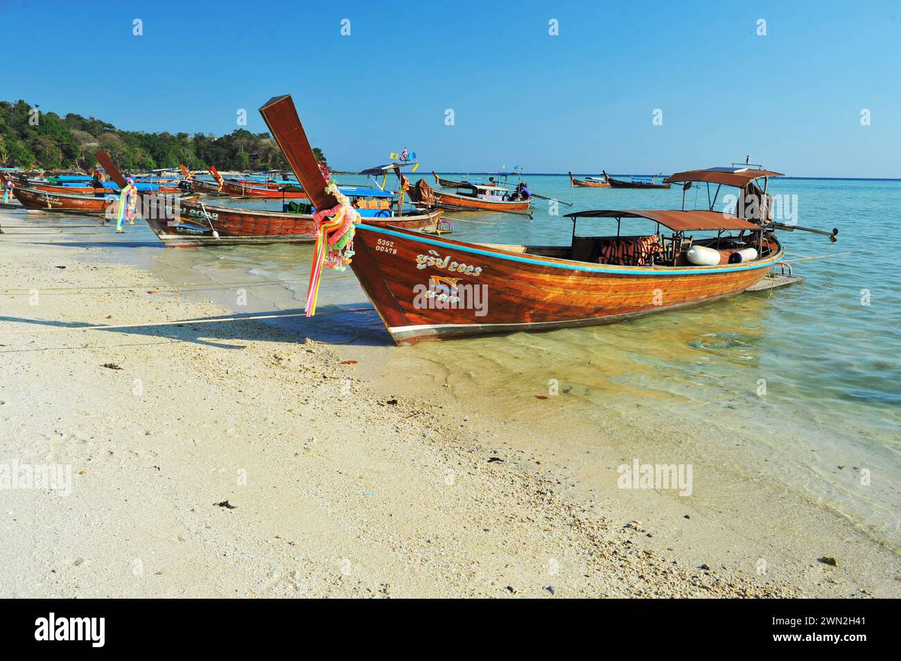 Phi Phi Archipel in Thailand Phuket, Thailand: Blick auf den kleinen Phi Phi Archipel, der sich in der Andamanensee befindet, südlich von Thailand in der Provinz Phuket, einer Berg- und Dschungelinsel, die einige der beliebtesten Strände Thailands hat. Phuket Phuket Thailand Copyright: XMdxRafayatxHaquexKhanx Stockfoto