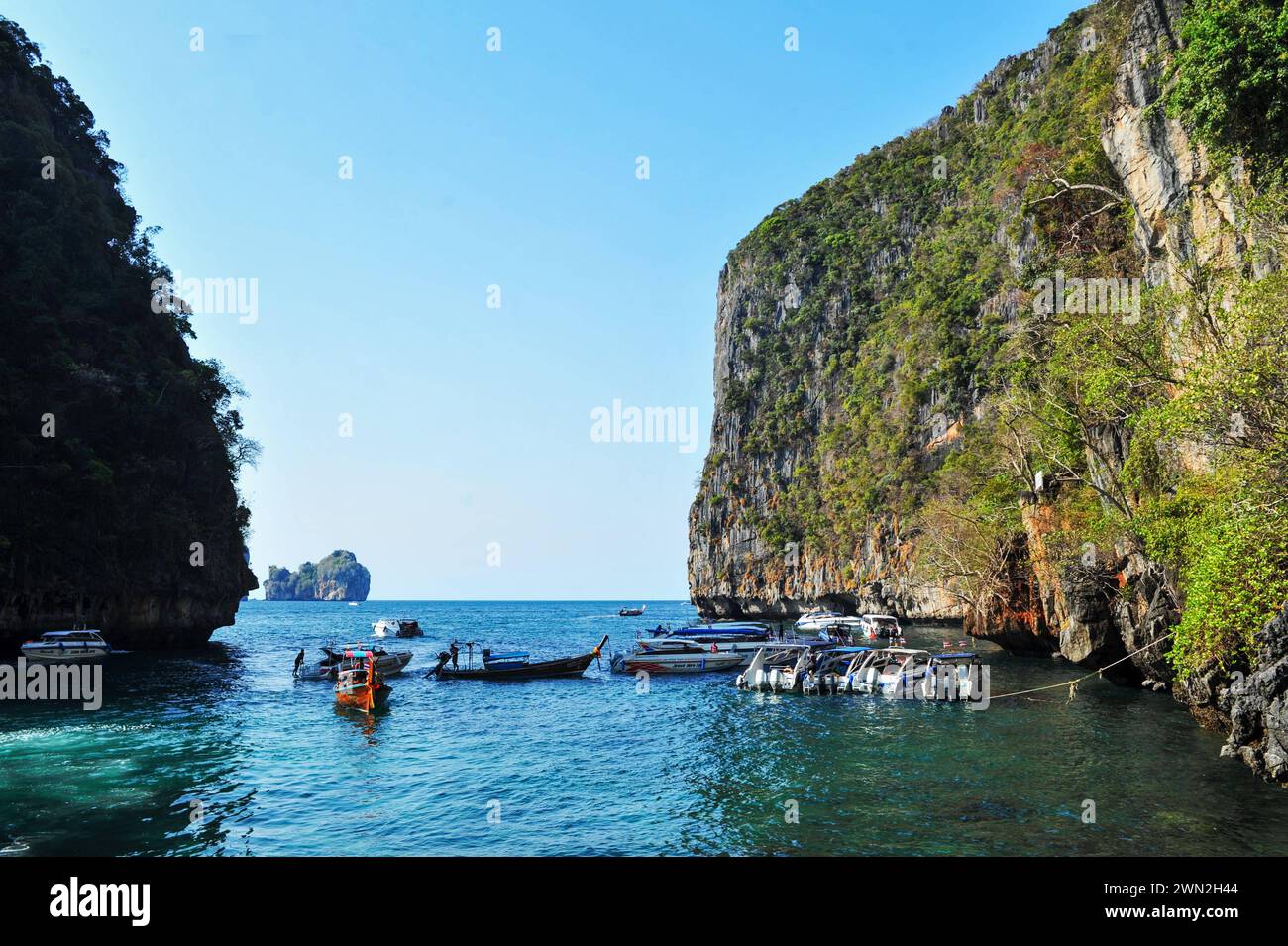 Phi Phi Archipel in Thailand Phuket, Thailand: Blick auf den kleinen Phi Phi Archipel, der sich in der Andamanensee befindet, südlich von Thailand in der Provinz Phuket, einer Berg- und Dschungelinsel, die einige der beliebtesten Strände Thailands hat. Phuket Phuket Thailand Copyright: XMdxRafayatxHaquexKhanx Stockfoto