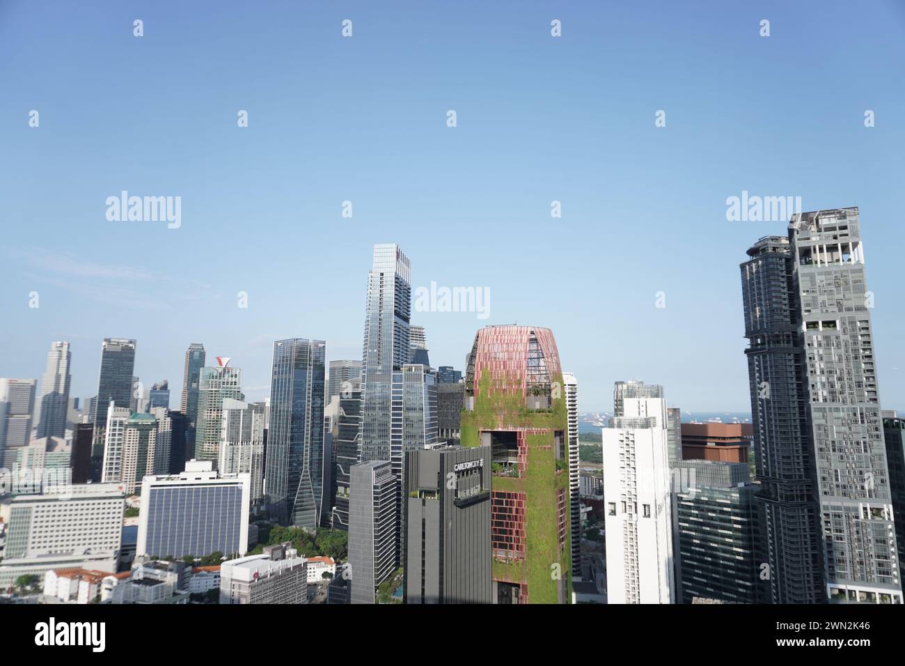 Die Wolkenkratzerszene im zentralen Geschäftsviertel Singapurs, einem globalen Finanzzentrum, bietet renommierte Gebäude wie das Plus Building in der 20 Cecil Street, 049705, Stockfoto